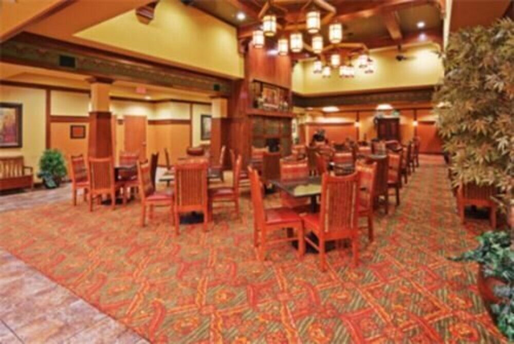 The Q Hotel & Suites - photo 9