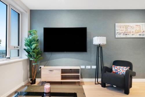 Modern 2 Bed Heart of Elephant Castle — 4-Star Luxury Hotel in London, United Kingdom