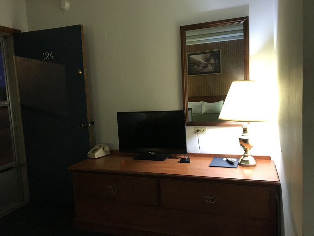 Colonial Inn Dyersville - photo 21