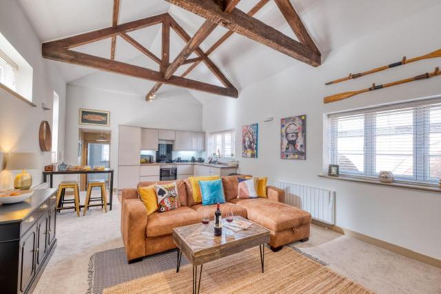 Gorgeous 1 Bed City Apartment Sleeps 4 — 4-Star Luxury Hotel in Worcester, United Kingdom