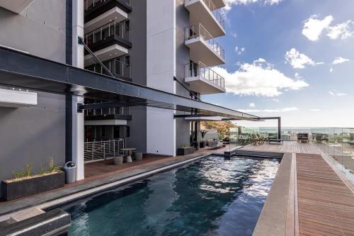 Outdoor pool Apartment Gym Bar & views