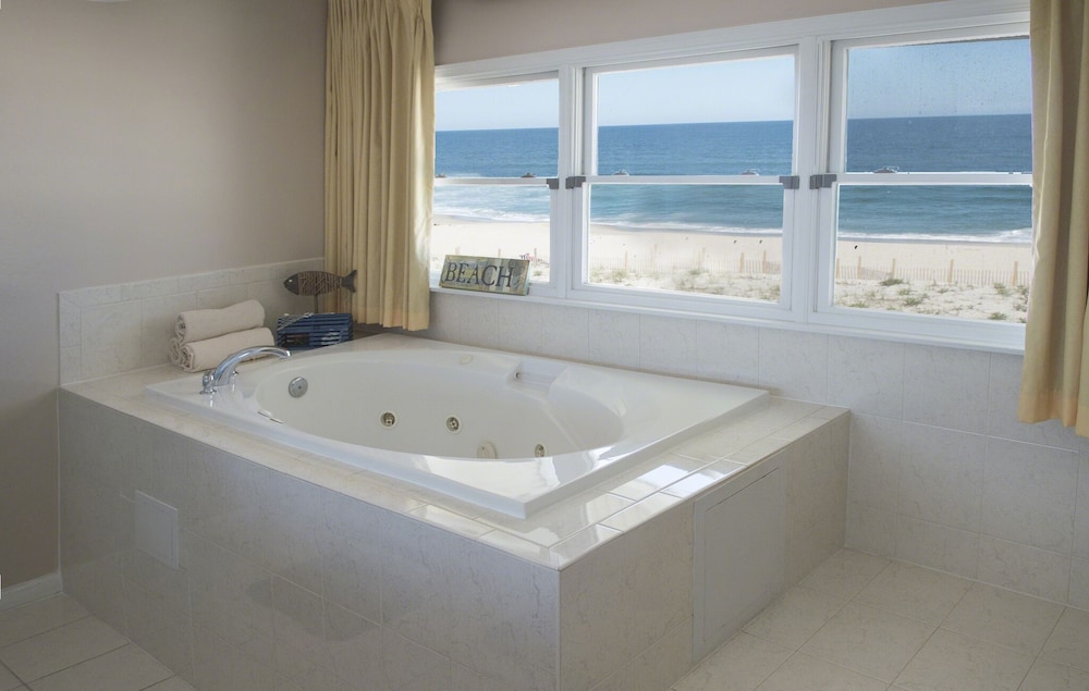 Drifting Sands Oceanfront Hotel - photo 18