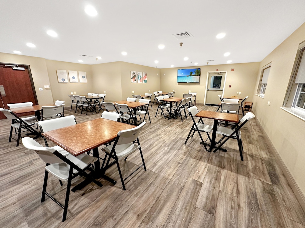 Estherville Hotel & Suites - photo 70