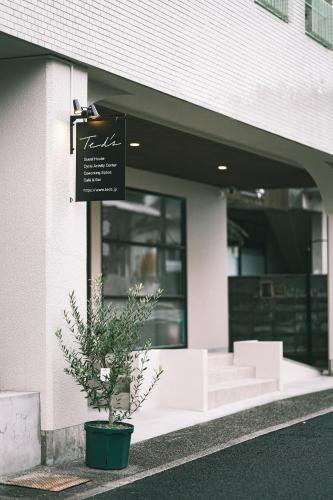 Ted's - carbon neutral hotel in Unknown City