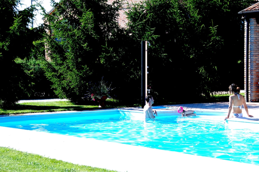 Agriturismo B&B Corte dei Gioghi — 4-Star Luxury Hotel in Ferrara, Italy