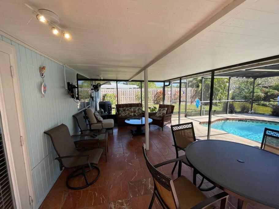 Rowena House 2bd Den 2bth Heated Pool Near Siesta Key — 4-Star Luxury Hotel in Sarasota, United States