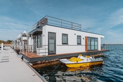 Hausboot Seeschwäche LP12 — hotel in Vetschau