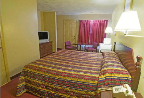 Rumford Motor Inn - photo 16