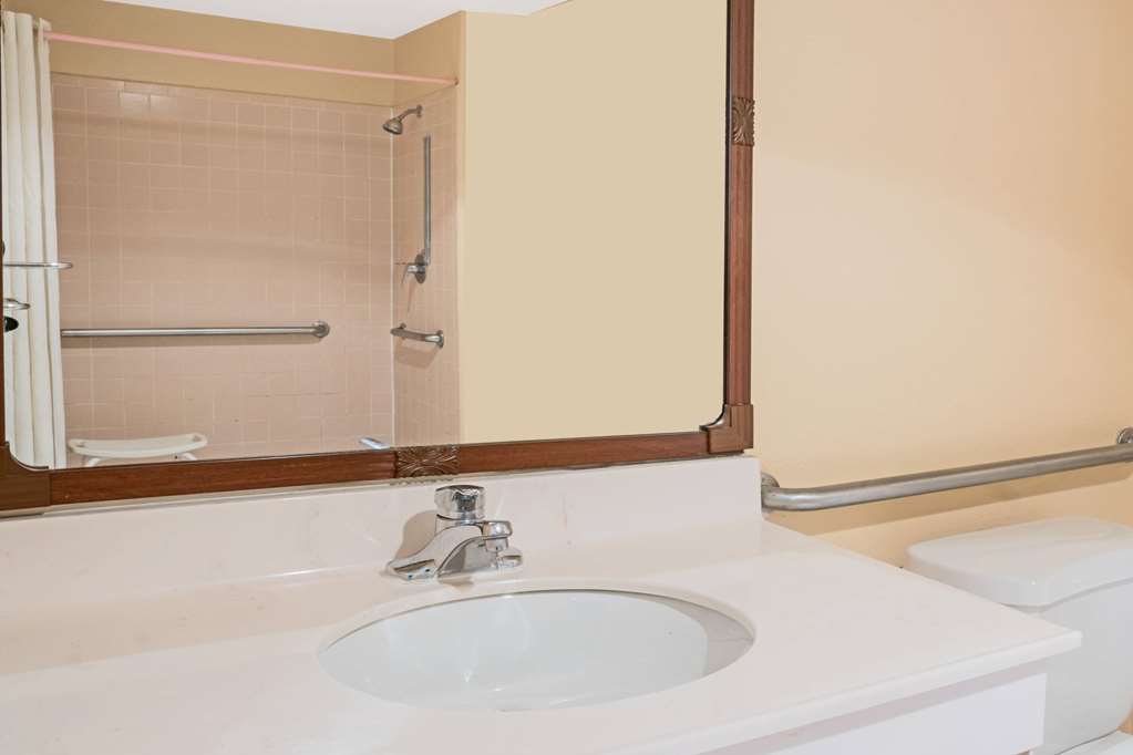 Super 8 by Wyndham Sealy - photo 13