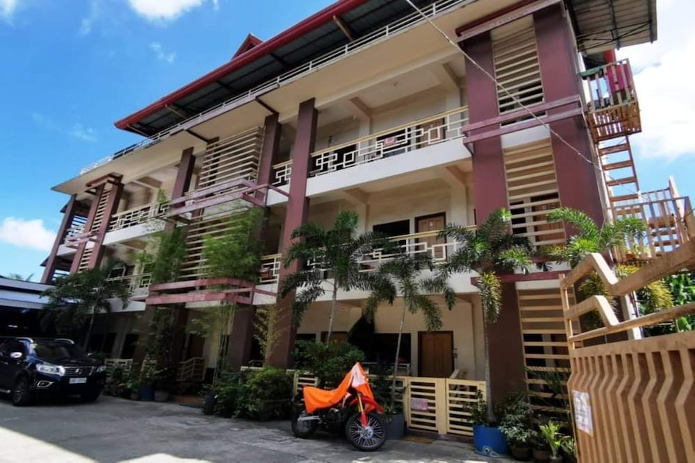 Oyo 833 Ln Apartelle — hotel near Bancasi Airport