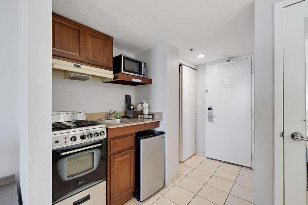 Best Western Plus Holiday Sands Inn & Suites - photo 19