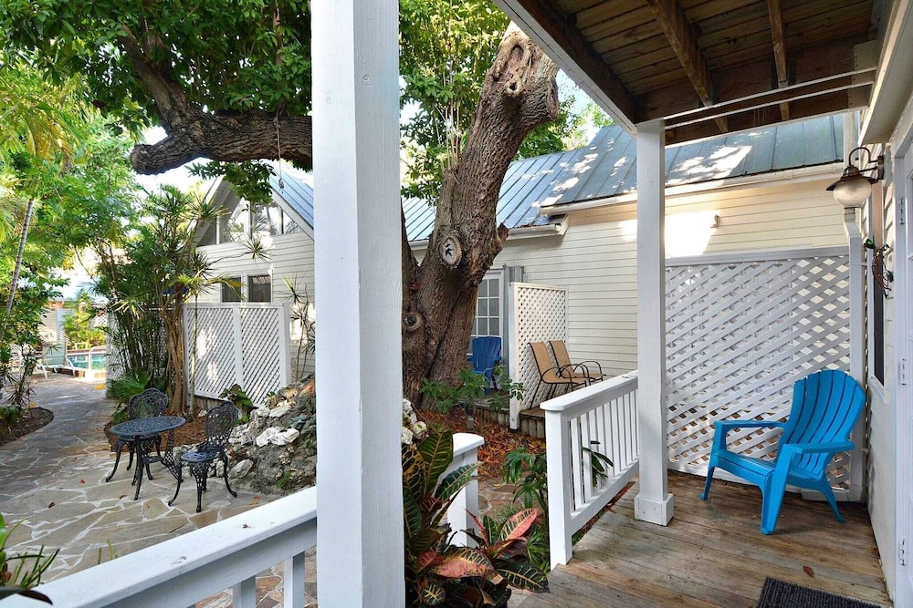 Tranquility by Avantstay Close to Duval St w BBQ & Shared Pool - photo 13