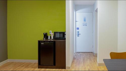 Crossland Economy Studios Cincinnati Springdale Tri Cty Mall - photo 2