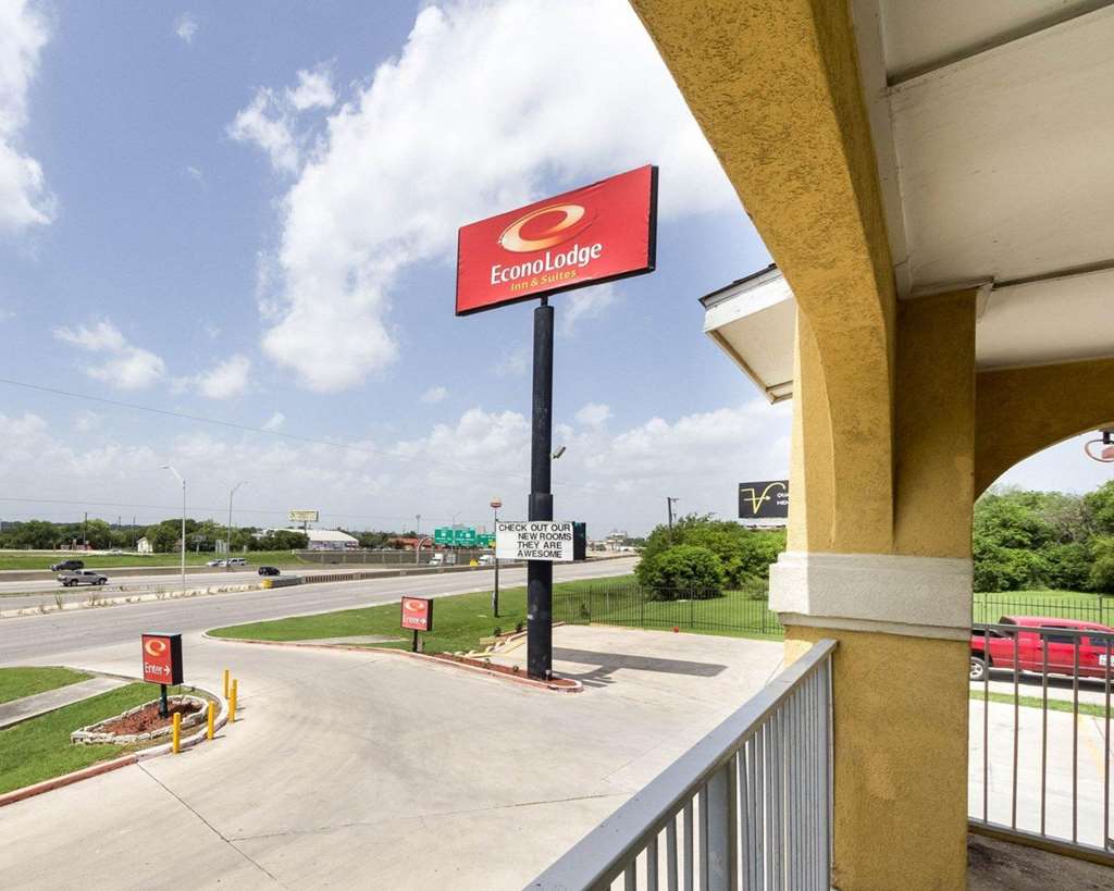 Econo Lodge Inn & Suites Downtown Northeast near Fort Sam Houston - photo 4