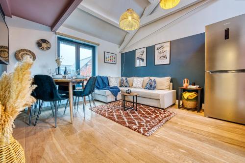 Ashcroft Loft by Home Stays Management Stunning 3 Bedroom 2 bathrooms Charming central apartment featuring a balcony — 4-Star Luxury Hotel in Cirencester, United Kingdom