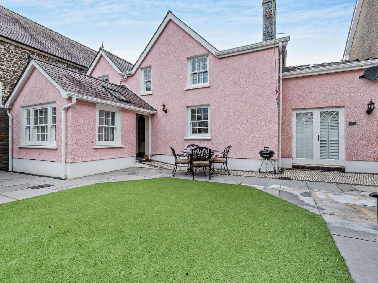 3 Bed in Aberaeron 86578