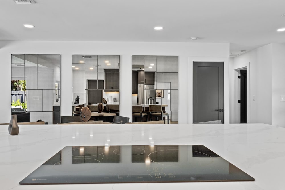 Stunning Poolside Luxury Retreat - photo 27
