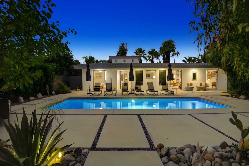 Modern Oasis w Pool Patio Lounge Mountain Views Palo Verde by AvantStay - photo 28