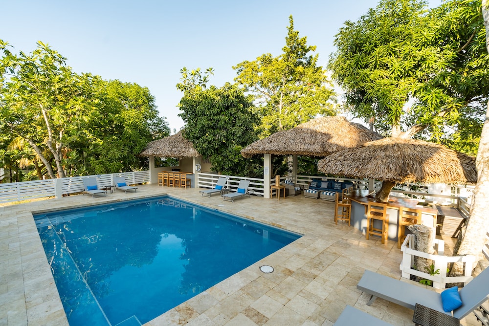 Blue Paloma Bed & Breakfast — 4-Star Luxury Hotel in Lucea, Jamaica