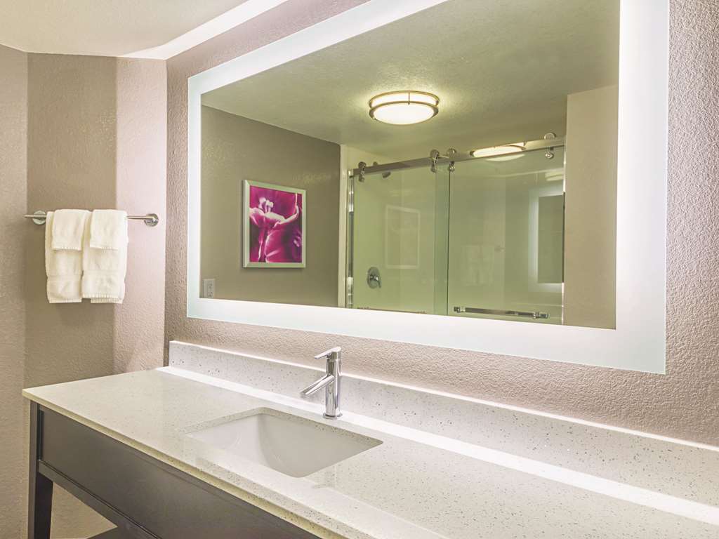 La Quinta Inn & Suites by Wyndham Austin Near The Domain - photo 32