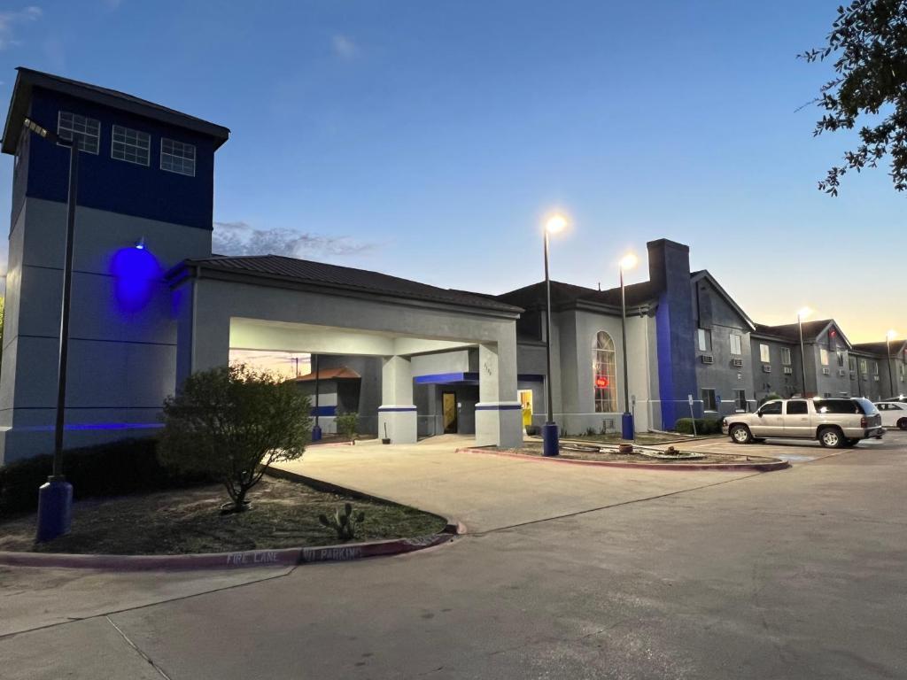 Americas Best Value Inn & Suites Haltom City Ft. Worth - photo 3