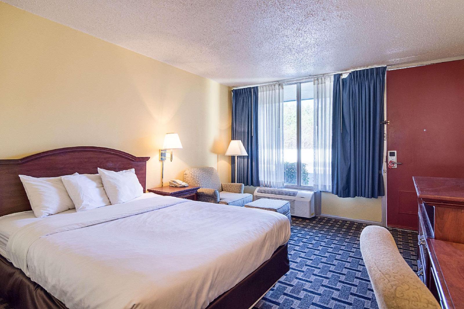 Econo Lodge - photo 11