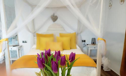 Habitación ideada para parejas con Jacuzzi desayuno romántico y opción de cenas en su restaurante — hotel in Villamiel