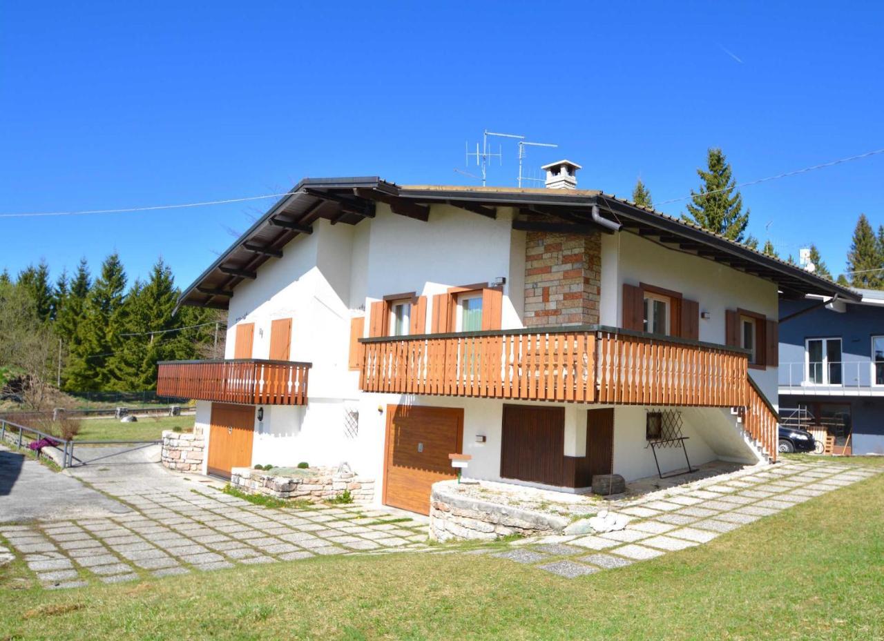 Graziosa Bifamiliare Ad Asiago Con Giardino Privato — Asiago