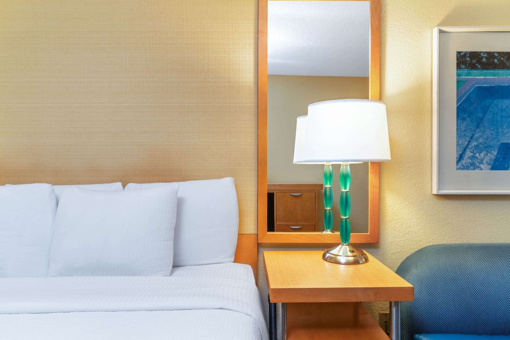 La Quinta by Wyndham Fort Lauderdale Pompano Beach - photo 18