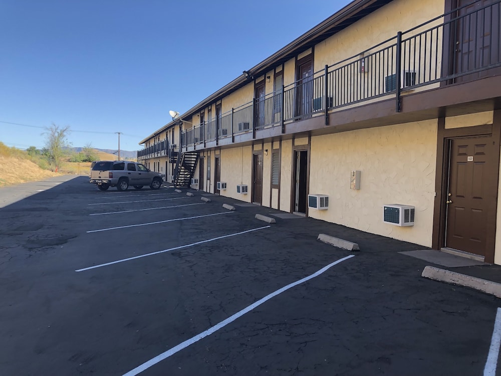 Golden Hills Motel - photo 16
