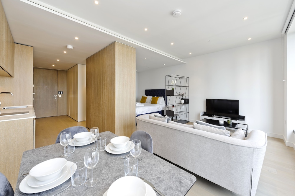 Luxury Waterfront Studio in Canary Wharf by Underthedoormat — 4-Star Luxury Hotel in London, United Kingdom