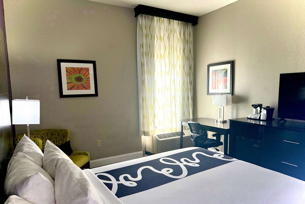 La Quinta Inn & Suites by Wyndham Orlando Universal area - photo 32