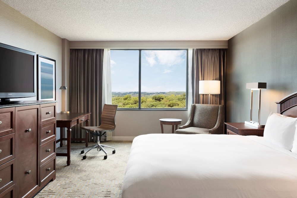Hilton East Brunswick Hotel & Executive Meeting Center - photo 11