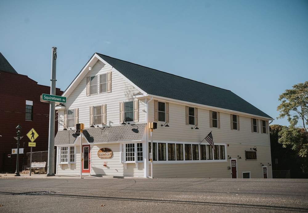 Hampton Bays Hotel On Main 21119175 — Hampton Bays