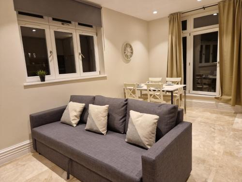 Spacious 2 BR with Balcony in Hendon — 4-Star Luxury Hotel in London, United Kingdom