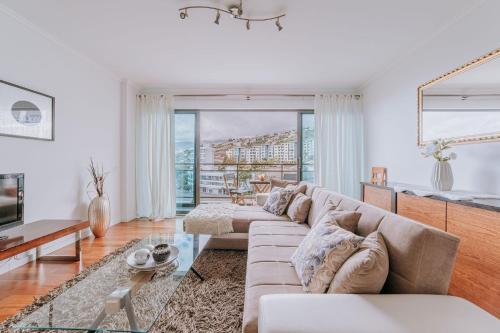 Cozy T2 with Ocean View — 4-Star Luxury Hotel in Funchal, Portugal