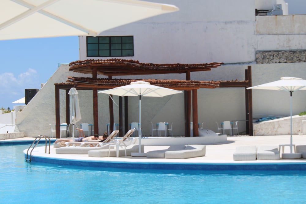 Swim-up bar