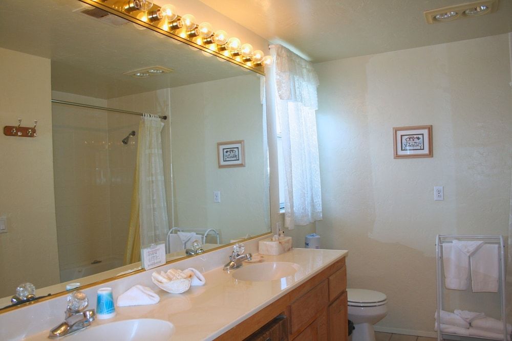 Captains Cove Inn in Cambria, United States