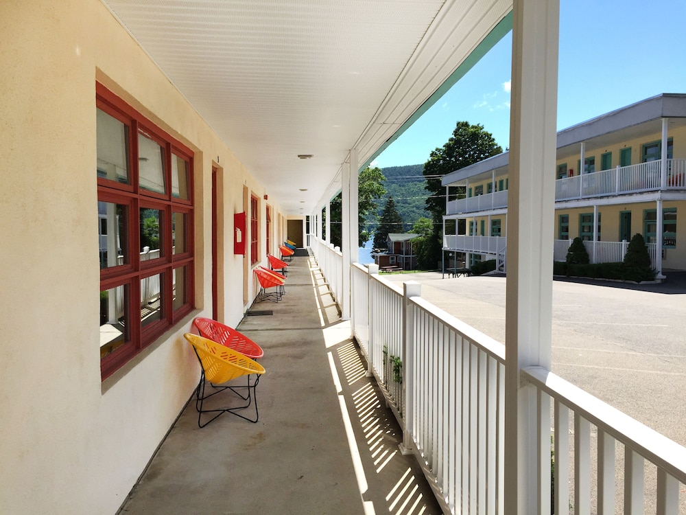 O'Sullivan's On The Lake Motel - photo 35
