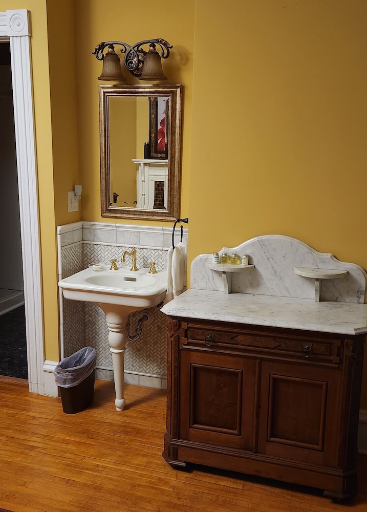 Oaklawn Inn Llc - photo 15