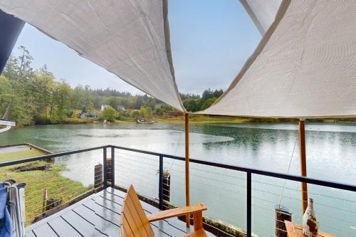 Cedrona Cove Cottage — 4-Star Luxury Hotel in Fox Island, United States