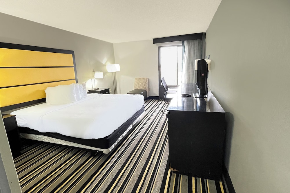 La Quinta Inn & Suites by Wyndham Jackson North - photo 9