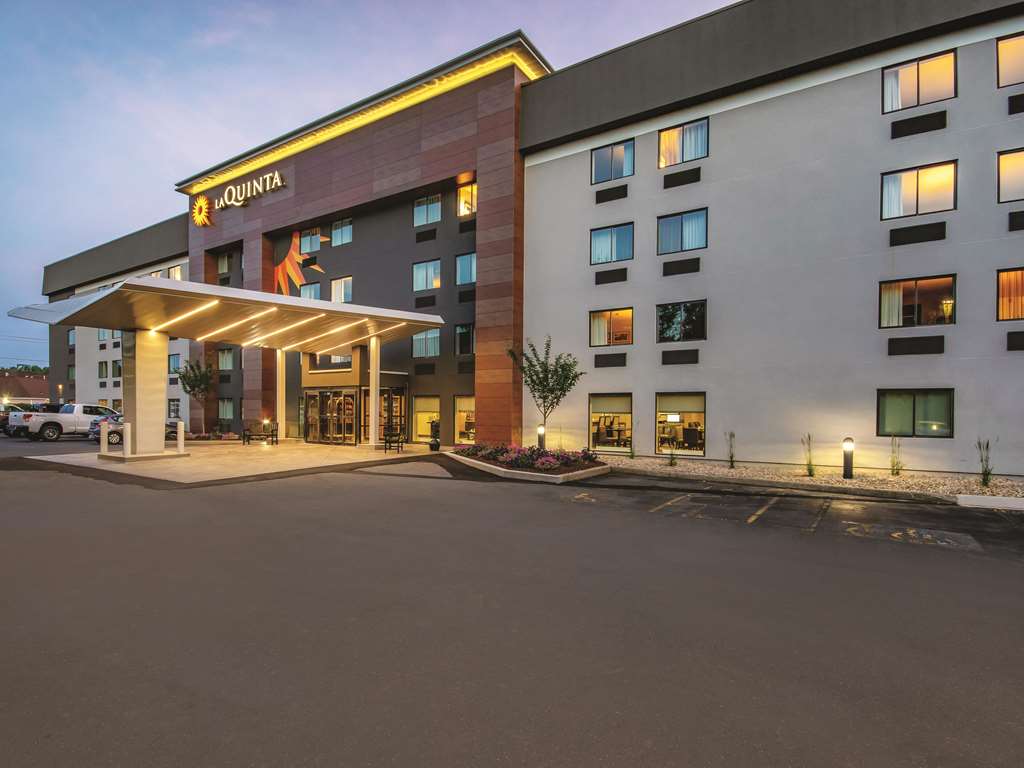 La Quinta Inn & Suites by Wyndham Hartford Bradley Airport - photo 2
