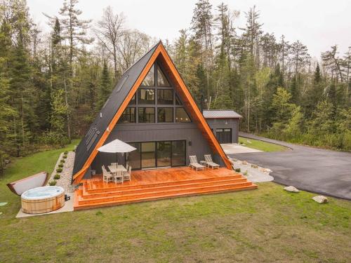 TreeTops Ayframe Supersized AFrame on the River with Hot Tub — hotel in Indian River