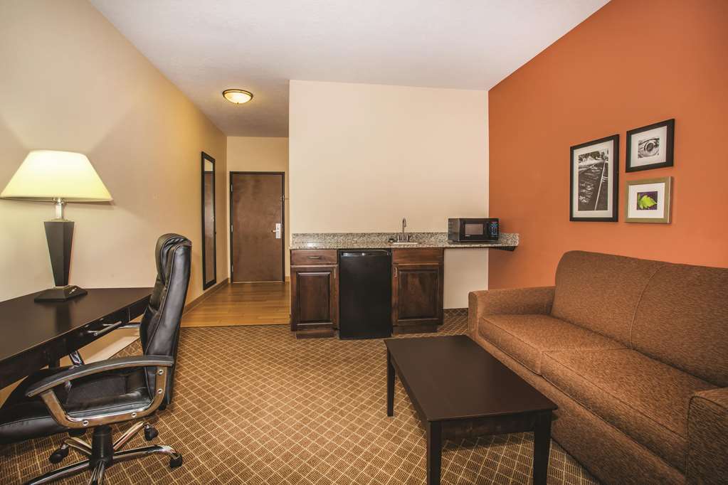 La Quinta Inn & Suites by Wyndham Ely - photo 9