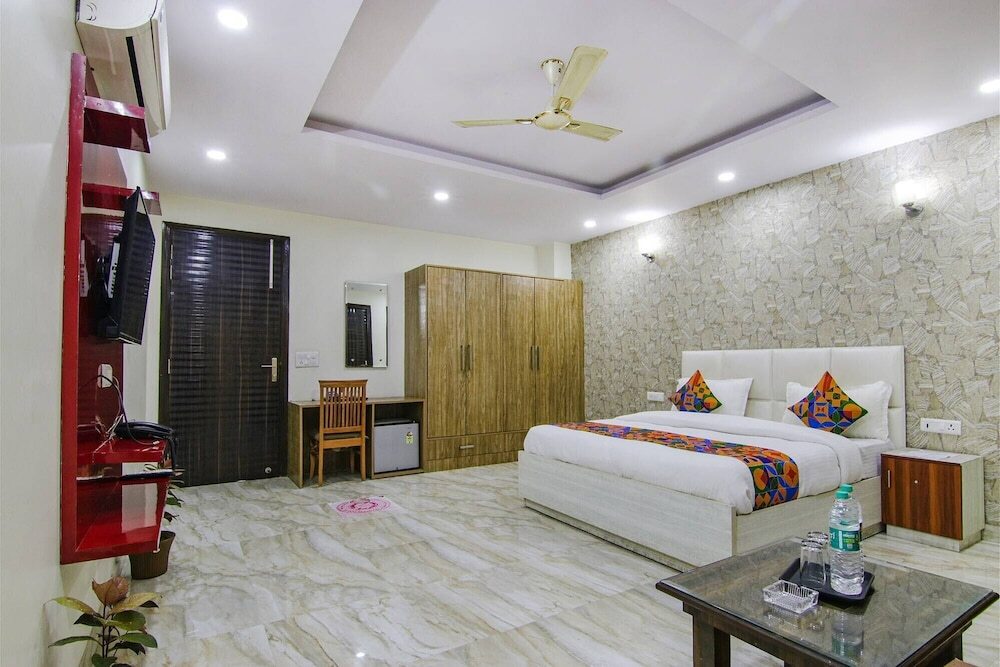 Homefort Stays Sector 45 Near Cyber Park & Artemis Hospital