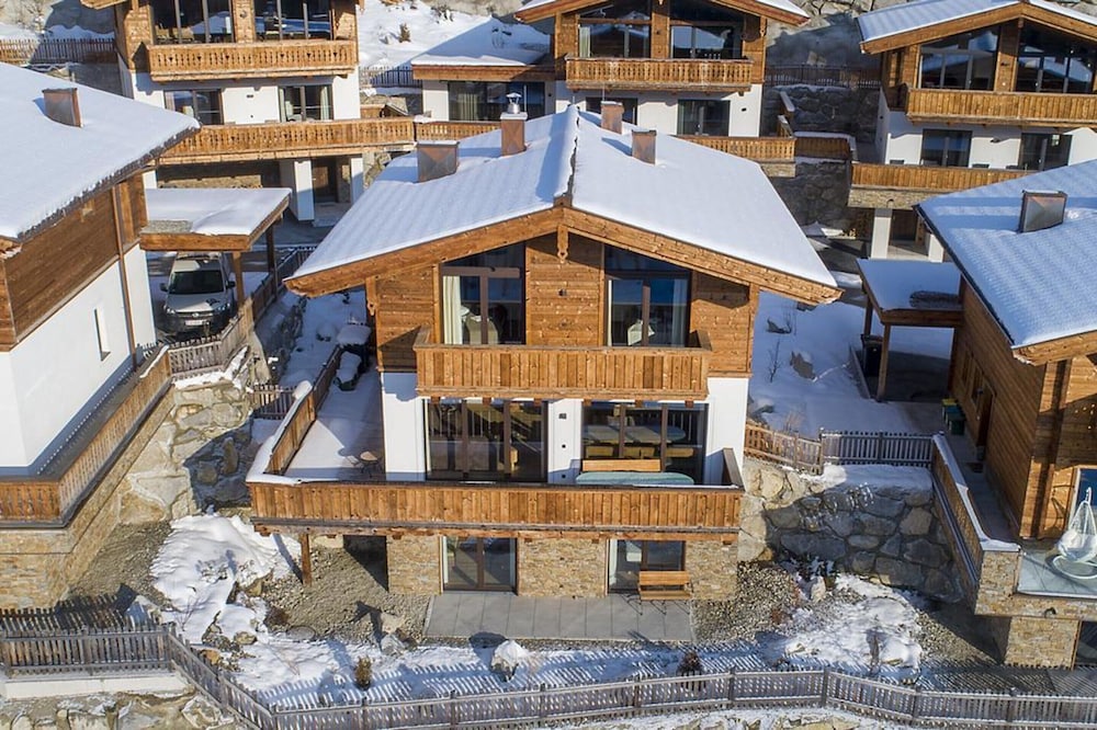 Nationalpark Chalet Grosser Happ — 4-Star Luxury Hotel in Neukirchen Am Grossvenediger, Austria