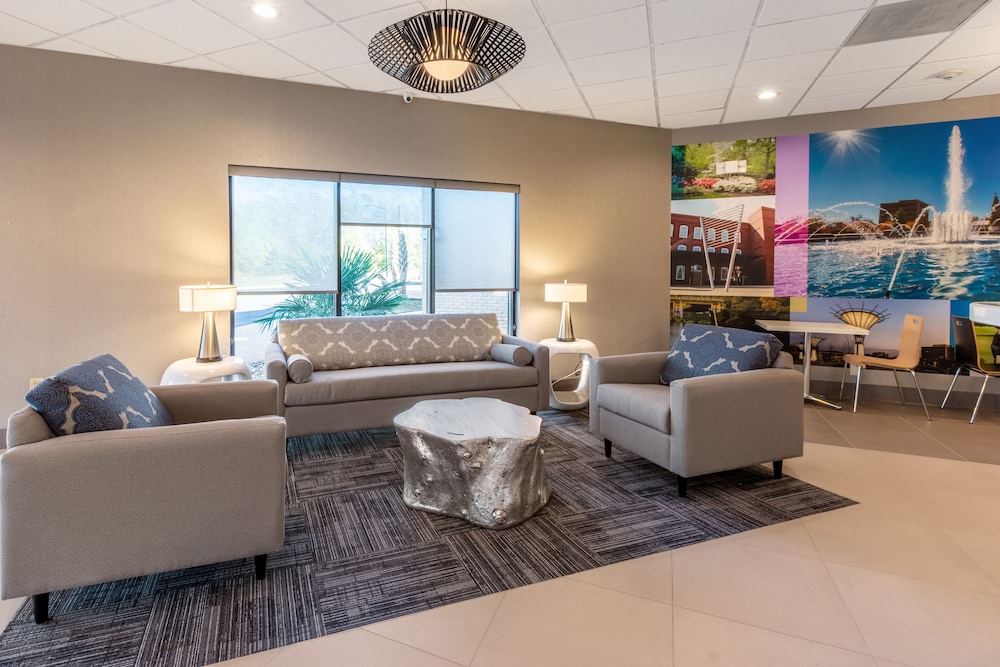 Clarion Pointe Near University - photo 5