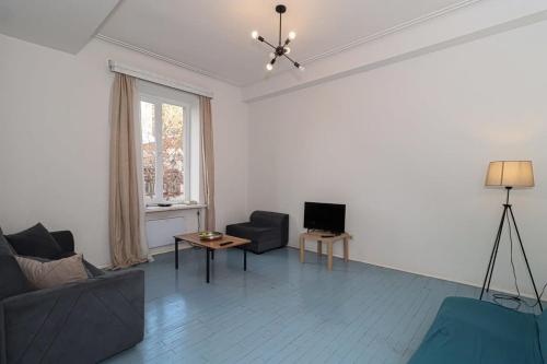 Modern Apartment Next to Stamba and Rooms