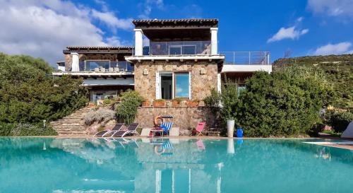 Villa Emmeline fronte mare 5 camere 6 bagni infinity pool WiFi per 12 persone — 4-Star Luxury Hotel in Alghero, Italy